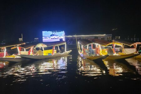 ஆசியாவிலேயே முதல் முறையாக காஷ்மீர் தால் ஏரியில் மிதக்கும் திரையரங்கு திறப்பு...