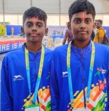 தமிழக வீரர்களான தேவேஷ்- சர் வேஸ் ஆகிய இருவரும் முதல் தங்கப் பதக்கத்தை வென்றனர். 