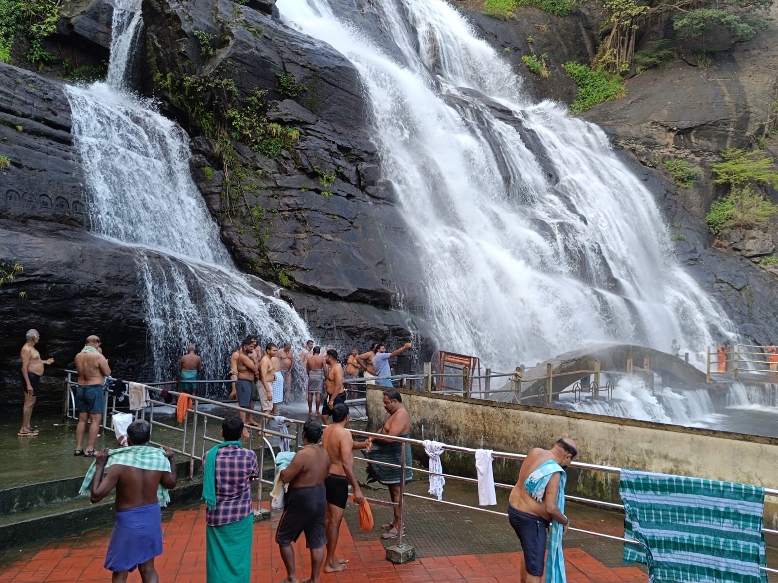 குற்றால அருவிகளில் குளிக்க அனுமதி.