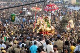 இன்று வைகை ஆற்றில் காலை. கள்ளழகர் தங்க குதிரை வாகனத்தில் பச்சை பட்டு உடுத்தி  இறங்குகிற வைபவம் 
