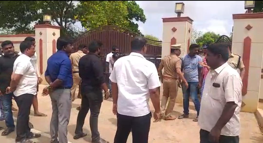 கல்குவாரி உரிமையாளர்  சேம்பர் செல்வராஜ் வீடு ,கல்குவாரியில்  சோதனை  -ஏராளமான ஆவணங்களை போலீசார் எடுத்துச் சென்றனர்.