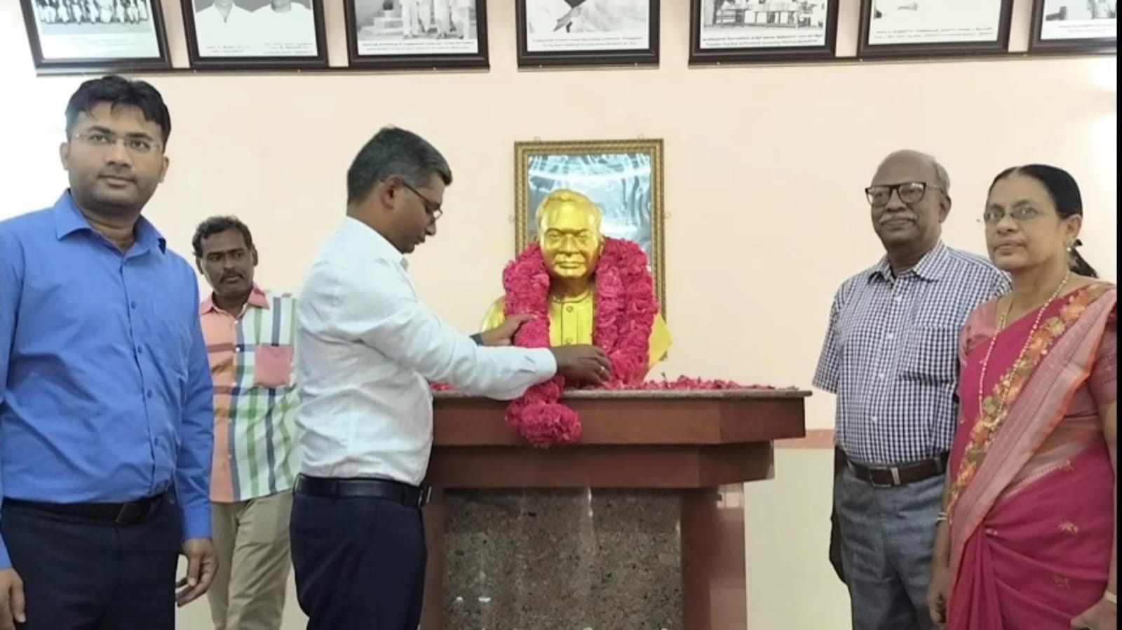 மொழிப்போர் தியாகி நேசமணி  நினைவு தினம் உருவ சிலைக்கு மாவட்ட ஆட்சியர் மாலை அணிவித்து மரியாதை.